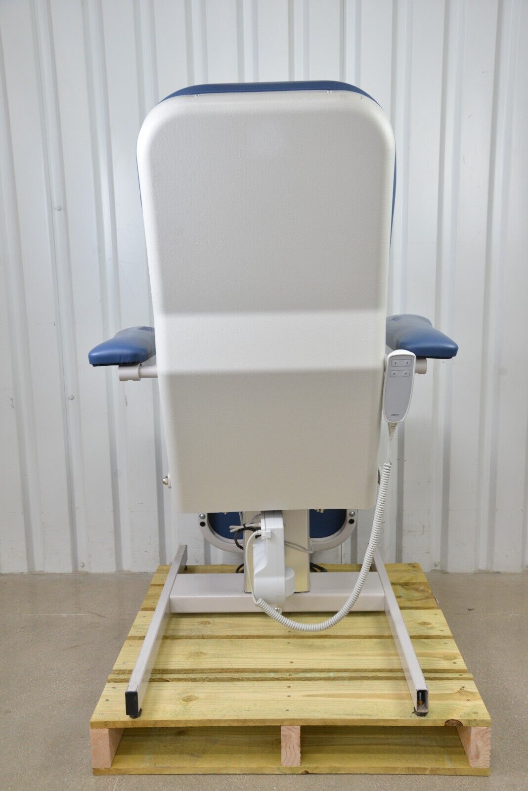 https://www.rhinotradellc.com/wp-content/uploads/imported/0/Clinton-Industries-Model-6810-Phlebotomy-Recliner-Series-Hi-Lo-Chair-wRemote-266236984690-4.jpg