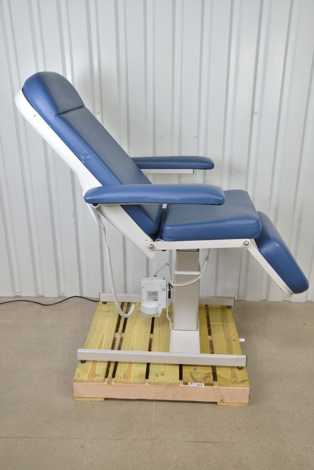 https://www.rhinotradellc.com/wp-content/uploads/imported/0/Clinton-Industries-Model-6810-Phlebotomy-Recliner-Series-Hi-Lo-Chair-wRemote-266236984690-7.jpg