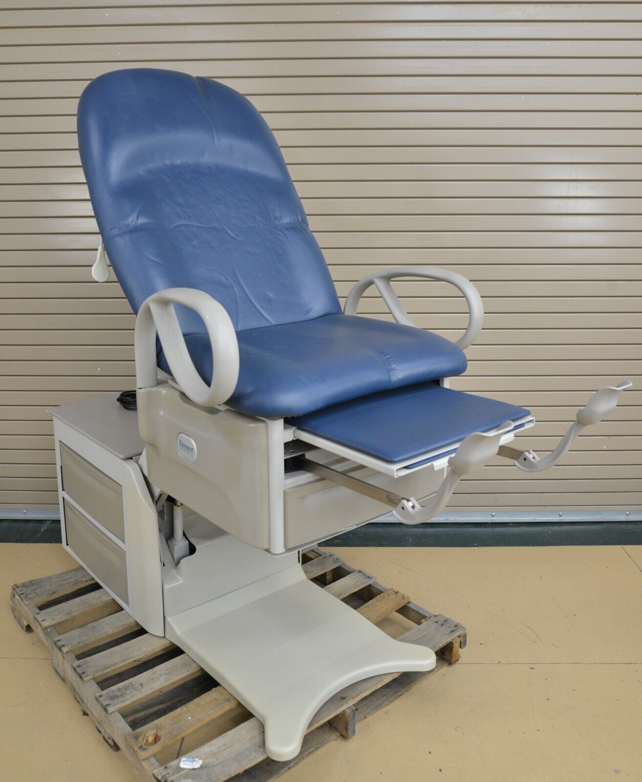 Brewer Company 6000 Access High-Low Exam Table w/Footswitch