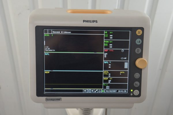Philips SureSigns VM8 Patient Monitor 863066 W/ Accessories