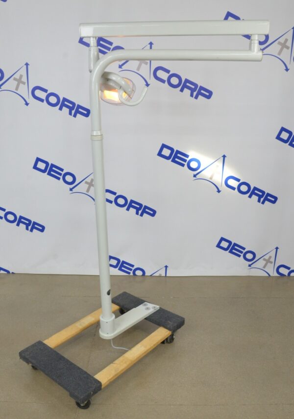 SDS Summit Dental System Dental Chair Post Mount Light