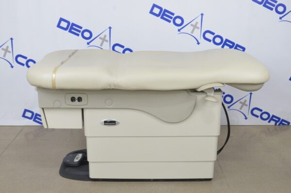 Midmark 622-007 Barrier Free Power Examination Table W/ Foot Switch
