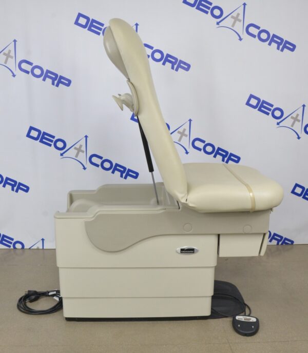 Midmark 622-007 Barrier Free Power Examination Table W/ Foot Switch