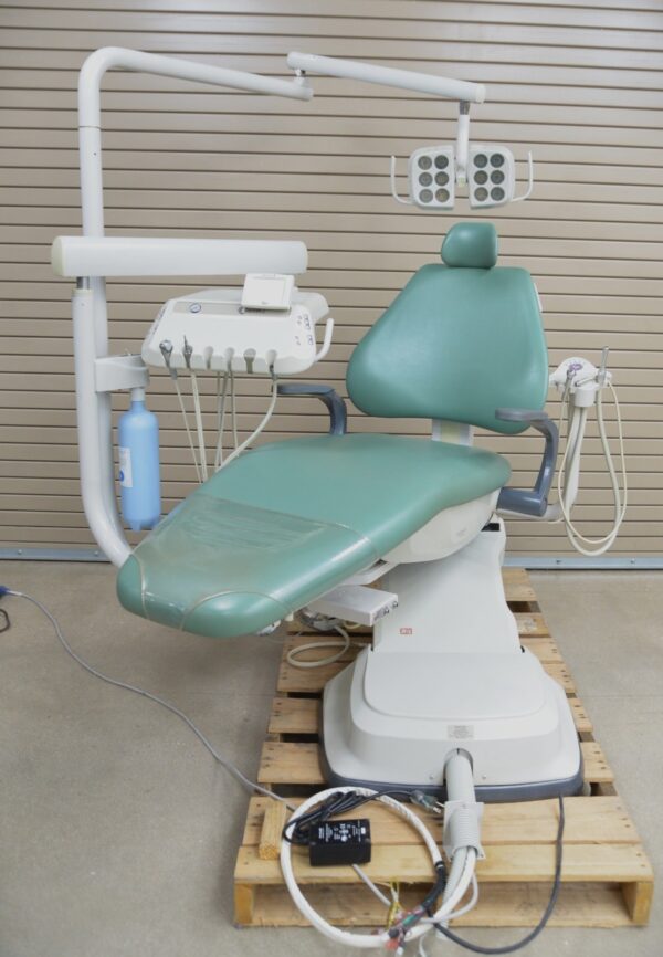 DentalEZ NUSP NuSimplicity Dental Chair W/ Radius Delivery Unit & Mount Light
