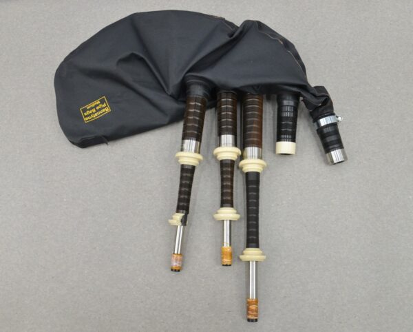 Gibson Great Highland Bagpipes R-110-D W/ Humistat Humidifier and Hygrometer